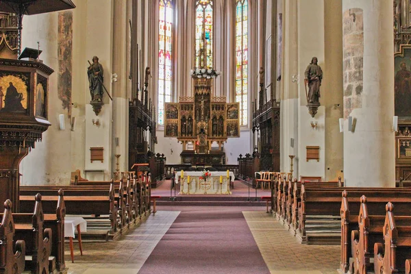 Interieur van de kerk met standbeelden en preekstoel aan kant — Stockfoto