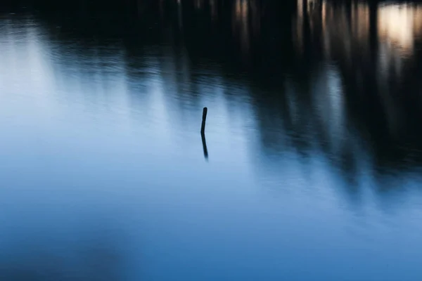 Tronc en bois dans l'eau dans l'étang, longue exposition, photo de gros plan, Cz — Photo