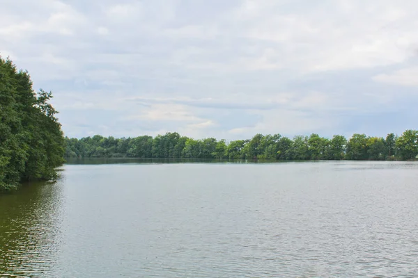 Lagoa com árvores e céu azul, paisagem checa — Fotografia de Stock