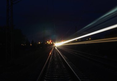 Gece uzun pozlama üzerinde tren parkurları