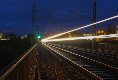 Uzun pozlama ile yeşil ışık gece tren parkurları