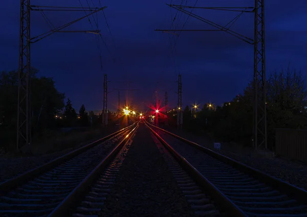 Ferrocarril en la noche con luz roja y naranja —  Fotos de Stock