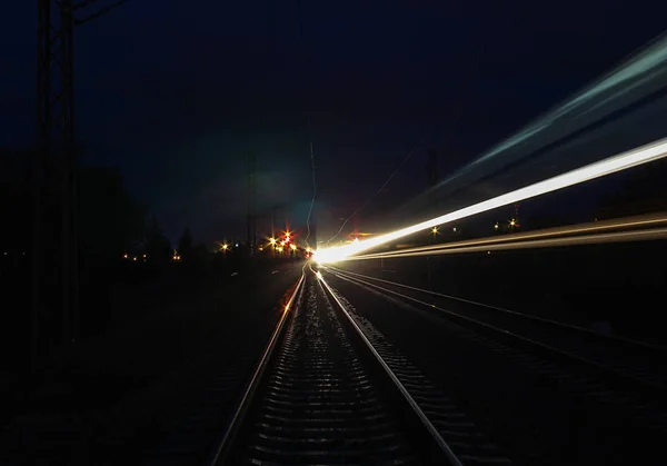 Залізничні стежки вночі під час довгої експозиції — стокове фото