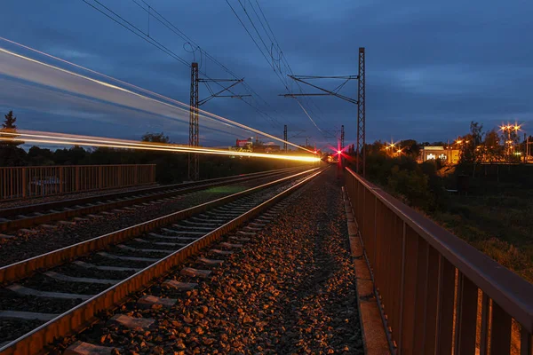 Потяги вночі під час тривалого перебування з червоним світлом — стокове фото