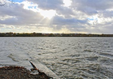 Gölet dramatik bulutlu gökyüzü ile. Çek manzara