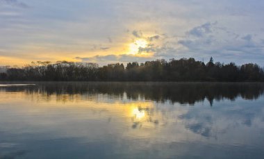 Gölet ve ağaçları ile mavi gökyüzü Sunrise