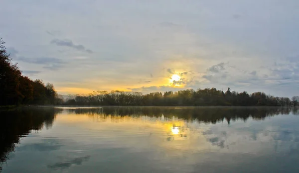 Sunrise on blue sky with pond and trees, Czech landscape — Stock Photo, Image