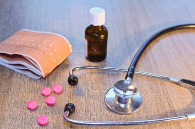 Stetoskop, hap ve ahşap arka plan, tıbbi konsantrasyon bandaj