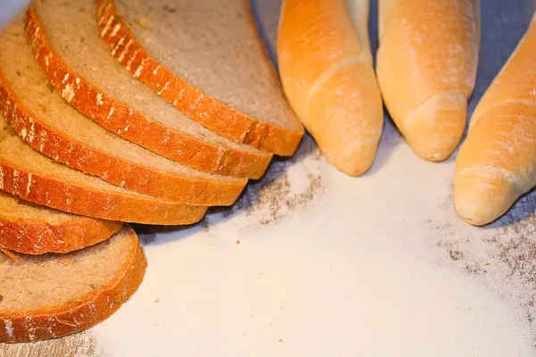 Fatia de pão com rolo e farinha — Fotografia de Stock