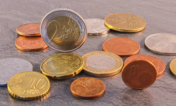 Κέρμα του ευρώ με την κορώνα Σλοβακίας στο πέτρινο φόντο — Φωτογραφία Αρχείου