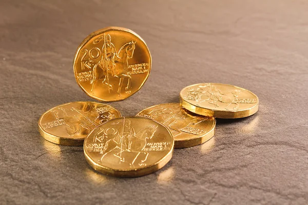 Είκοσι Τσεχική κορώνα κέρματα σε μαύρο φόντο Μάρμαρα-Μαρμάρινες Κατασκευές — Φωτογραφία Αρχείου