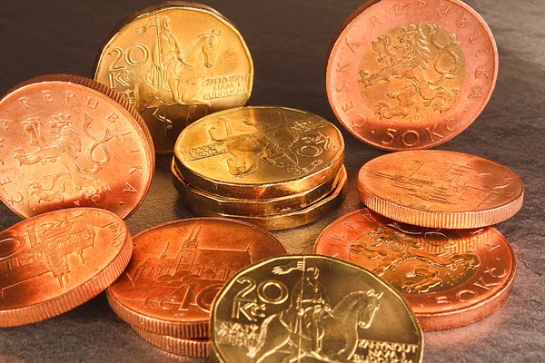 Είκοσι, δέκα και πενήντα Τσεχική κορώνα νομίσματα σε μαύρο μαρμάρινο λεμονάτα — Φωτογραφία Αρχείου