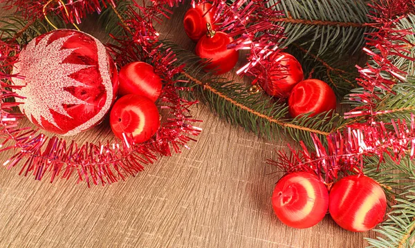 Rote Kugel mit Nadelzweig auf Holz-Hintergrund — Stockfoto