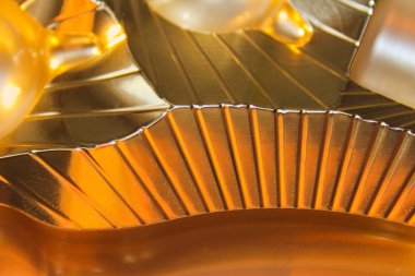 Parlak altın metal arka plan çizgilerle