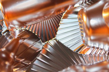 Soyut gümüş ve bronz çizgiler ile metal arka plan parlaklık