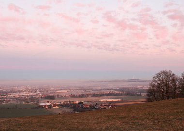 Muhteşem kış gündoğumu şehir Ceske Budejovice, Çek landsca üzerinde