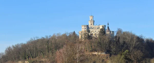 Castle Hluboka nad Vltavou with clear blue sky — Stock Photo, Image
