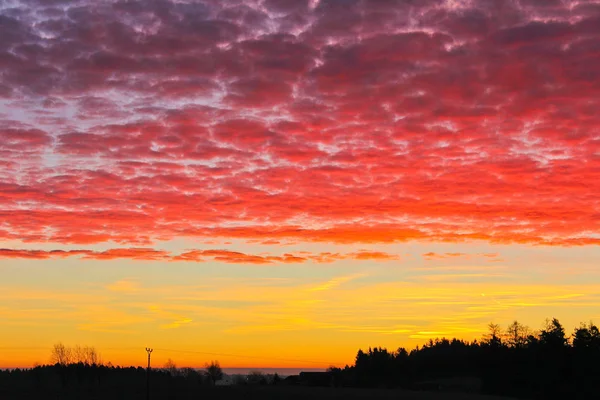 Beroemde rode en oranje winter zonsopgang op Tsjechisch platteland met d — Stockfoto