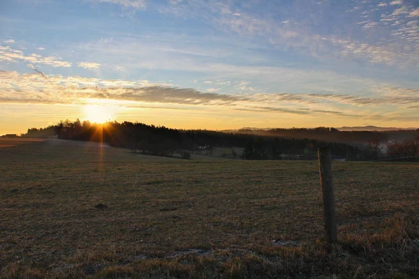 Incroyable lever de soleil d'hiver sur la campagne tchèque avec des rayons de soleil — Photo