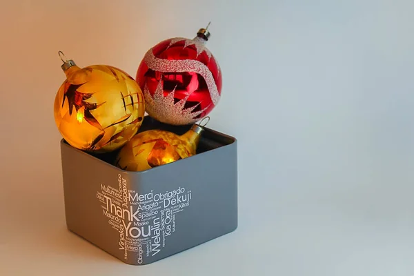 Caixa de presente cinza com texto e ouro e bola de Natal vermelho — Fotografia de Stock