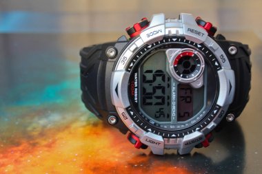 Erkekler dijital spor el izle turuncu ve mavi arka plan üzerinde