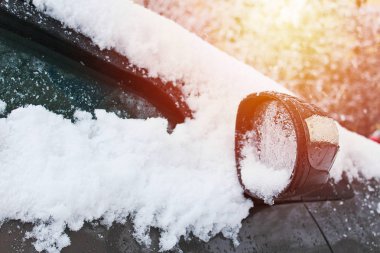 Arabanın altında kar kış, yakın çekim ayna