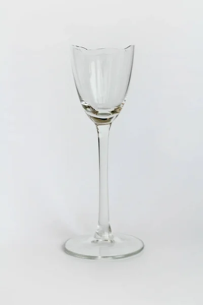 Στέκεται σπασμένο ποτήρι κρασί που απομονώνονται σε λευκό φόντο — Φωτογραφία Αρχείου