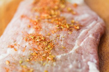 Baharatlı taze domuz eti ahşap tahta üzerinde