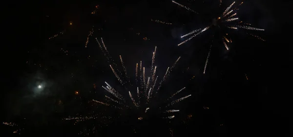 Καταπληκτικά πυροτεχνήματα στον νυχτερινό ουρανό. Παραμονή Πρωτοχρονιάς. Τσέσκε — Φωτογραφία Αρχείου