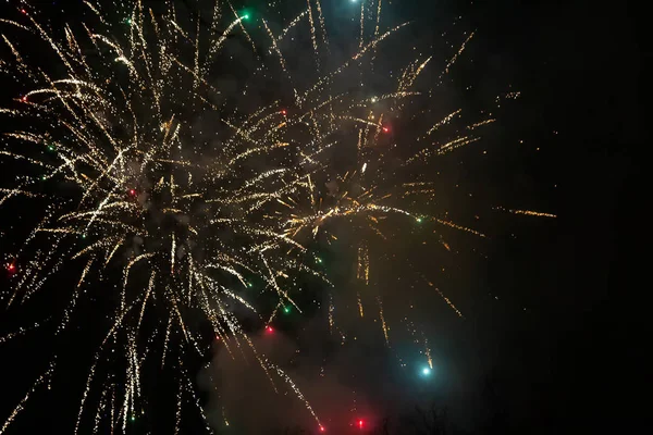 Удивительные золотые фейерверки на ночном небе. Празднование Нового года . — стоковое фото