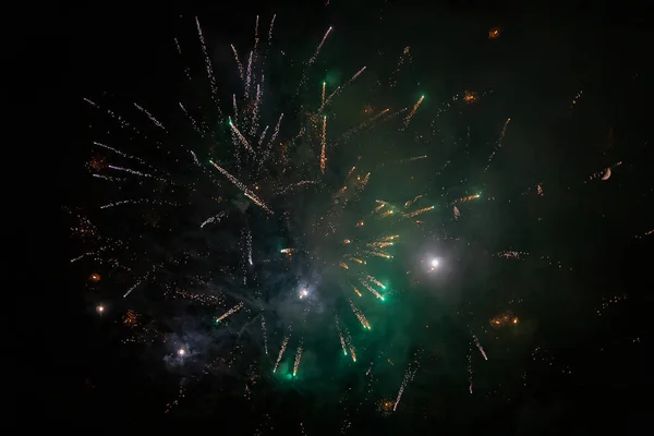 Удивительный зеленый фейерверк на ночном небе. Празднование Нового года . — стоковое фото