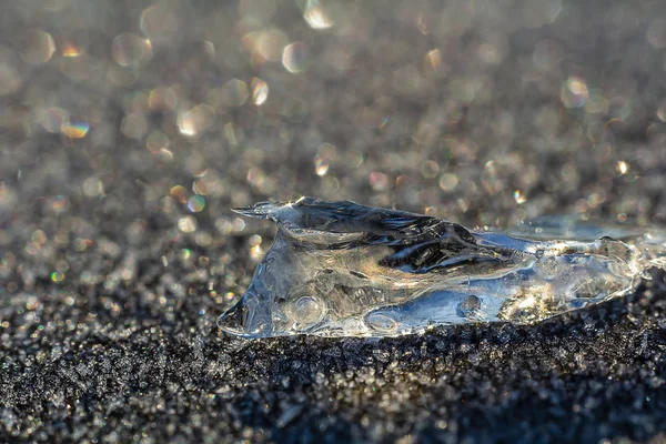 Makro zdjęcie natury przejrzysty lód na zamarzniętym tle — Zdjęcie stockowe