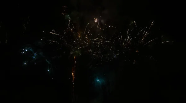 Πανοραμικά πυροτεχνήματα στον νυχτερινό σκοτεινό ουρανό. Πρωτοχρονιά παραμονή εορτασμού — Φωτογραφία Αρχείου