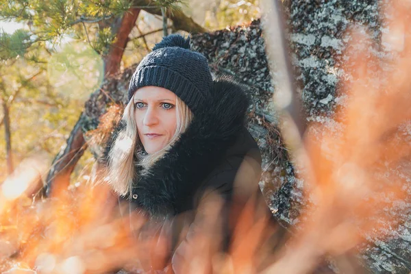 Porträtt av skönhet ung blond hår kvinna i vinter hatt, jacka — Stockfoto