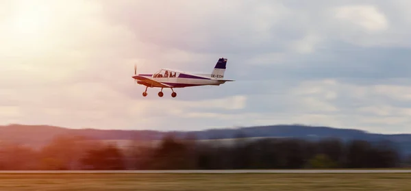 Ultralight uçağı kalkıyor.