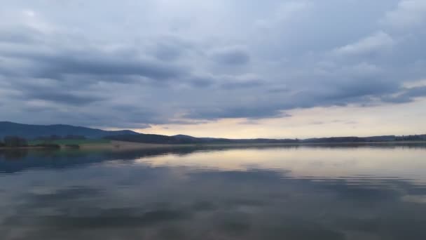 劇的な曇りの空と雲の時間経過池 水の中で素敵な反射 チェコの風景 — ストック動画