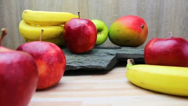 Frisches Obst Auf Dem Küchentisch Und Steinbeschaffenheit Äpfel Mango Und — Stockvideo