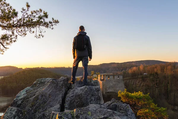 身穿夹克 裤子和背包的年轻人站在那里 想从岩石上毁掉Divci Kamen 捷克共和国 — 图库照片