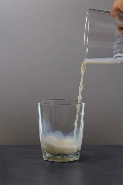 Молоко Наливают Маленькое Стекло Каменном Столе — стоковое фото