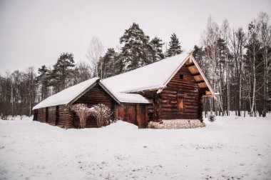     Kışın ormanda Rus ahşap ev izba
