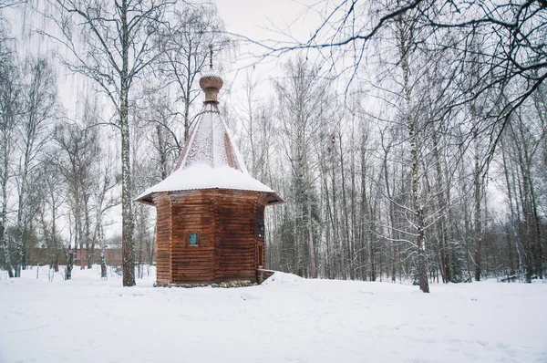 Campanario de madera en el bosque en invierno — Foto de Stock