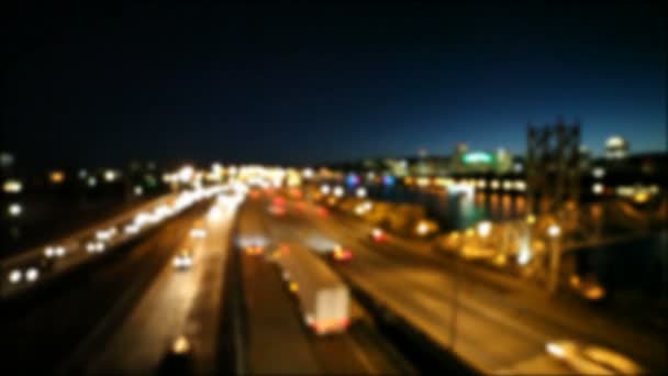 Alta definición 1080p fuera de foco película de movimiento de tráfico de autopista en el centro de Portland Oregon por la noche bokeh — Vídeo de stock