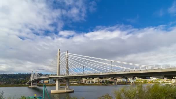 Zaman atlamalı beyaz bulutlar ve Willamette Nehri boyunca Marquam karayolunda Tilikum geçiş ve karayolu trafik sonbahar sezon 4k ile Portland Oregon üzerinde mavi gökyüzü — Stok video