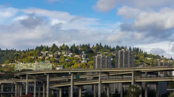 Lapso de tiempo de las nubes sobre tráfico de autopista en el puente de Marquam con casas residenciales en la colina en el centro de Portland, Oregon 4k — Vídeo de stock