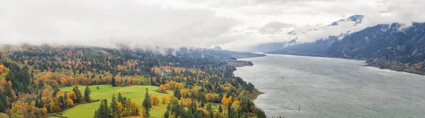 Herbstfarben am Columbia River Gorge Panorama — Stockfoto