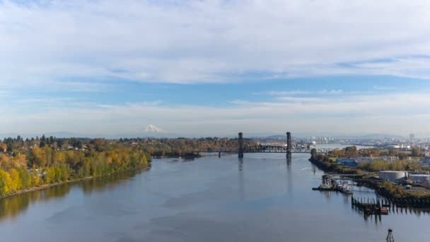 Tidsfördröjning för av moln över industriområde med stålbro och downtown Portland eller längs Willamette River i färgglada hösten faller säsong 4k — Stockvideo