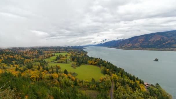 Lapso de tiempo de nubes y cielo sobre cabo de hornos en el estado de Wa a lo largo de la garganta del Río Columbia durante otoño colorido otoño temporada 4k uhd — Vídeo de stock