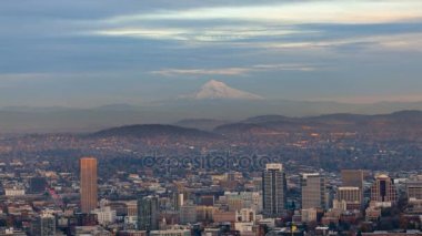 Zaman atlamalı bulutların üzerinde cityscape akşam günbatımına, Portland Oregon'da Mt. Hood üzerinde alpenglow ile 4k