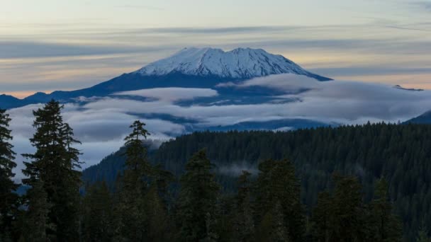 Lapso de tempo de nuvens em movimento e nevoeiro baixo rolando sobre neve coberto monte St helens no estado de Washington ao pôr-do-sol 4k uhd — Vídeo de Stock