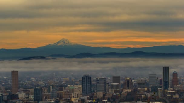Lapso de tempo de nuvens em movimento e nevoeiro baixo sobre a paisagem urbana do centro de Portland Oregon e neve coberta mt. capuz uma manhã cedo no nascer do sol 4k — Vídeo de Stock